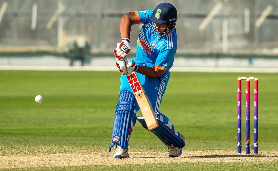 భారత 13 ఏళ్ల సెన్సేషన్ వైభవ్ సూర్యవంశీపై పాక్ మాజీ క్రికెటర్ వయో వంచన ఆరోపణలు
