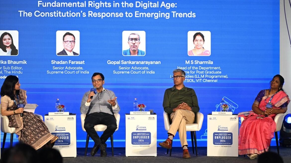 ఆర్టీఐ చట్టాన్ని పలుచన చేయడం వల్ల రాజ్యాంగపరమైన హామీలు దెబ్బతింటాయని న్యాయ నిపుణులు అంటున్నారు
