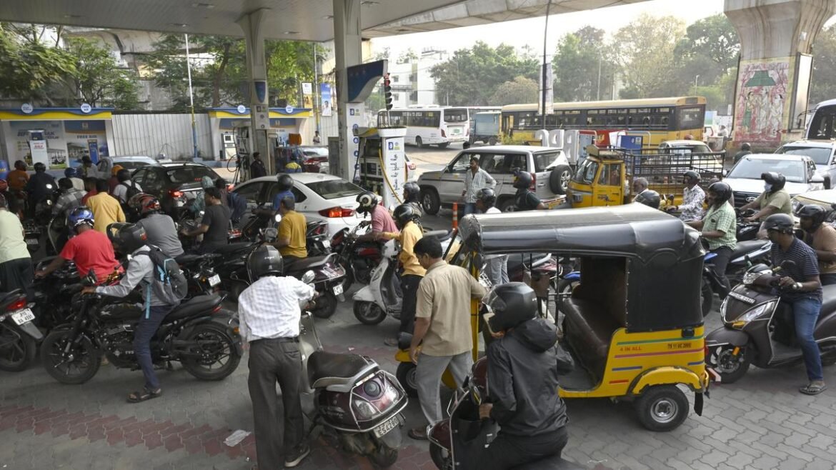 ఇంధన సరఫరాపై భయాందోళనలు మార్చి 25 న హైదరాబాద్ రోడ్లను ఉక్కిరిబిక్కిరి చేస్తాయి, ఉదయం రద్దీ సమయంలో ట్రాఫిక్ క్రాల్ అవుతుంది
