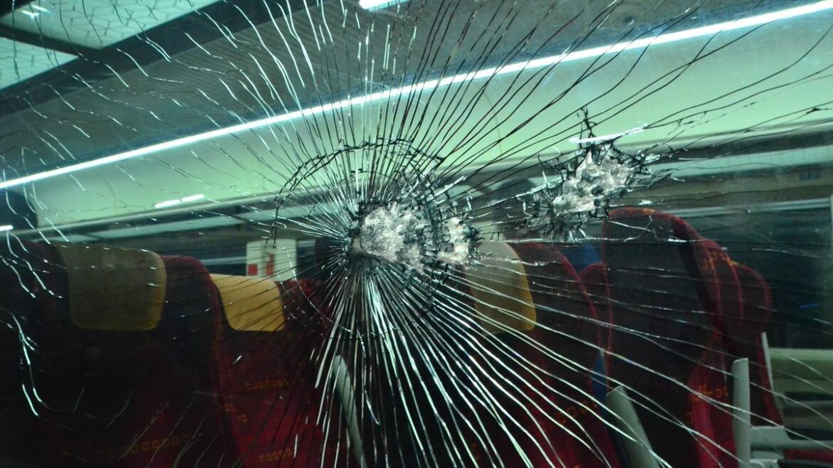 కదులుతున్న రైళ్లపై రాళ్ల దాడి శిక్షార్హమైన నేరం: దక్షిణ రైల్వే
