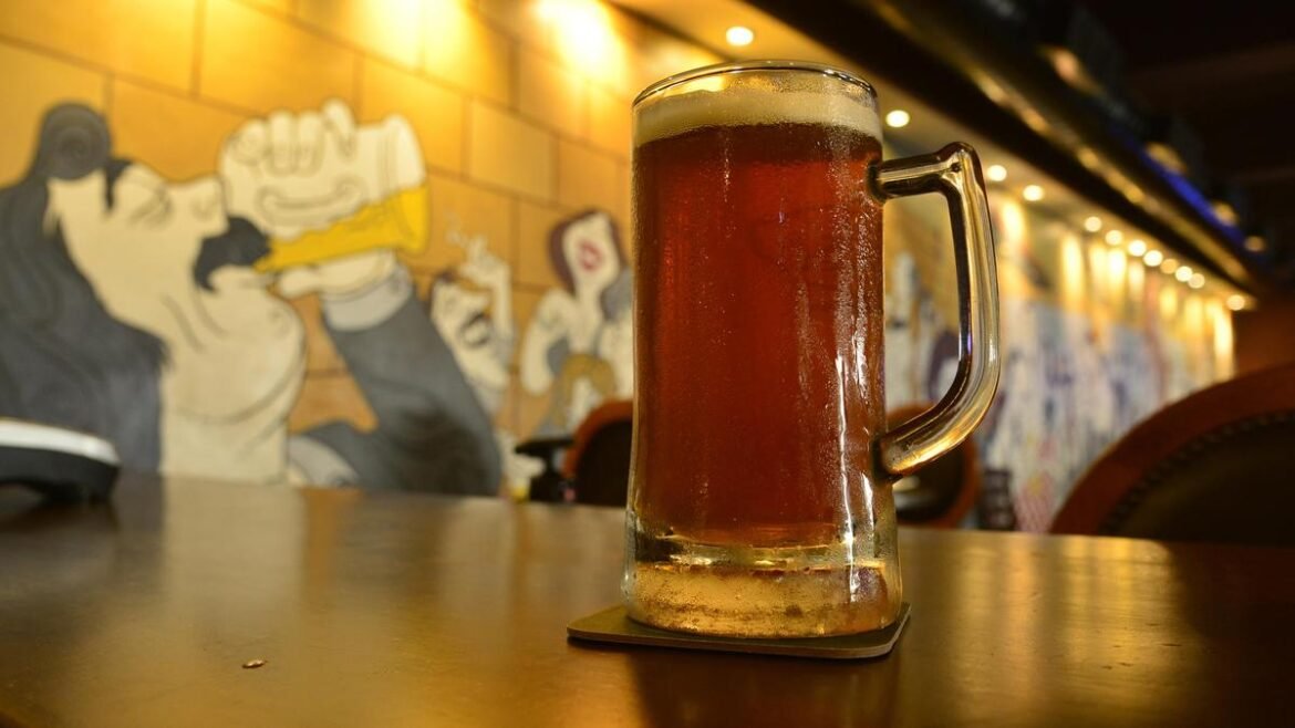 కర్ణాటకలో బీర్ అమ్మకాలు 14.59% తగ్గాయి; ప్రభుత్వం ఆంధ్రా ఎక్సైజ్ పాలసీ, వాతావరణాన్ని ఉదహరించారు
