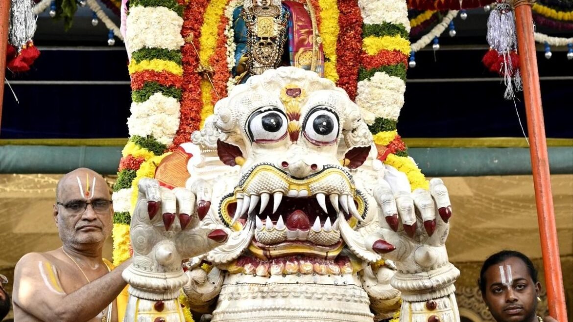 కోదండరాముడు సింహాన్ని ఎక్కాడు, ముత్యాలు పొదిగిన పందిరి క్రింద కూర్చున్నాడు
