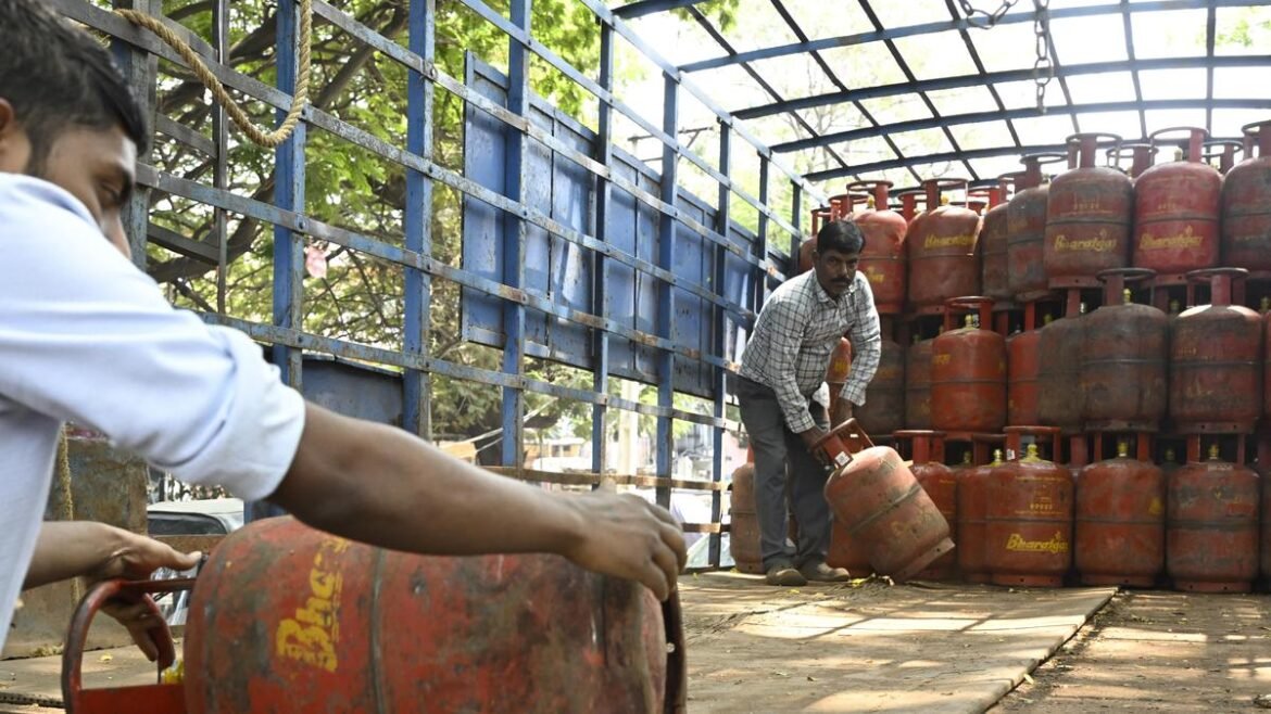 గ్రామీణ ప్రాంతాల్లో 45 రోజులు, పట్టణ ప్రాంతాల్లో 25 రోజులు ఎల్‌పిజి సిలిండర్ల బుకింగ్ తప్పనిసరి: తెలంగాణ ప్రభుత్వం

