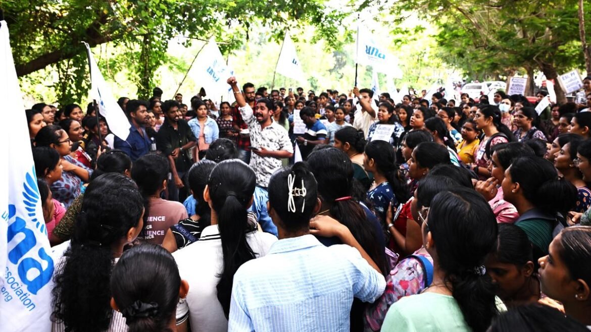 చాలా కాలంగా బకాయిపడిన వేతన సవరణపై కేరళ నర్సులు పోరాటం చేస్తున్నారు
