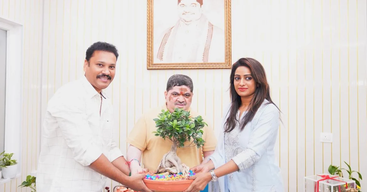 tmdb-header-middle-logo