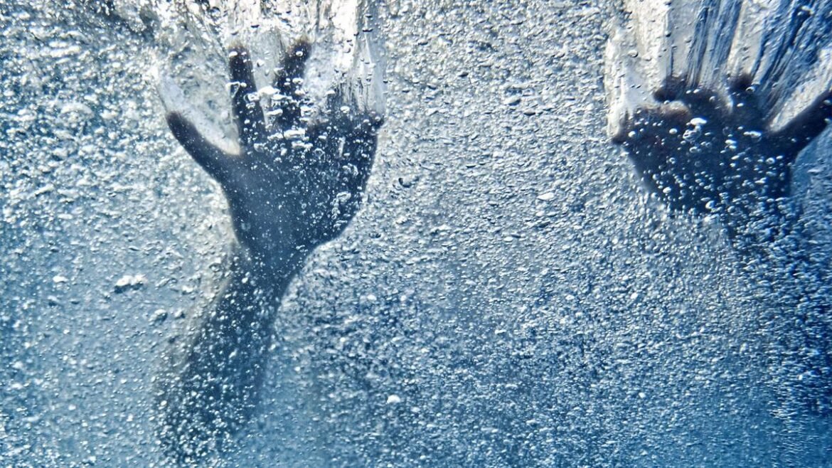 తెలంగాణ: ముగ్గురు మైనర్ కుమార్తెలను సరస్సులో ముంచి చంపిన వ్యక్తి అరెస్ట్
