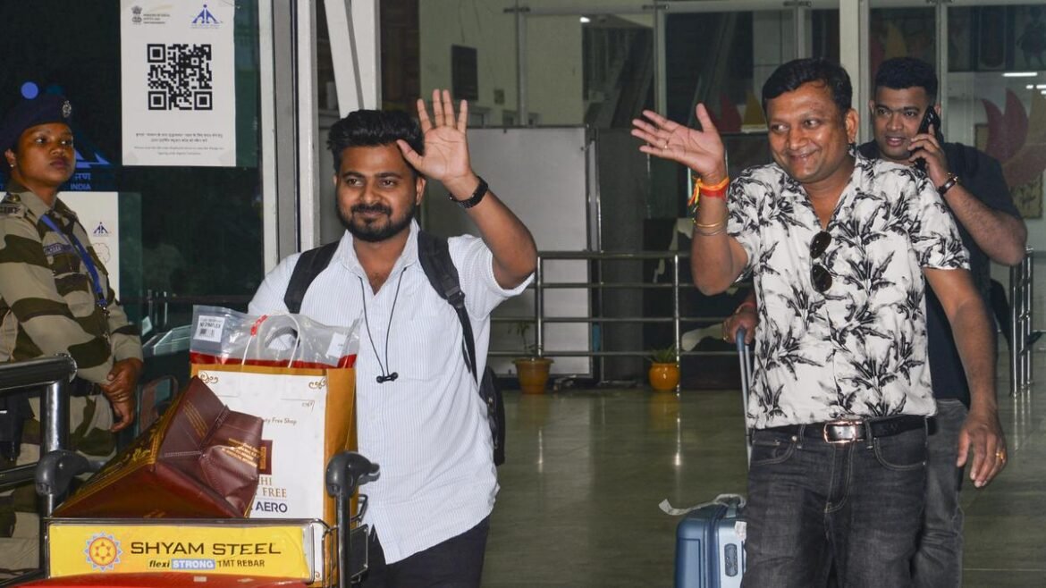 పశ్చిమాసియా వివాదం: ఒంటరిగా ఉన్న 15,000 మంది ప్రయాణికులను విమానయాన సంస్థలు తిరిగి తీసుకొచ్చాయి
