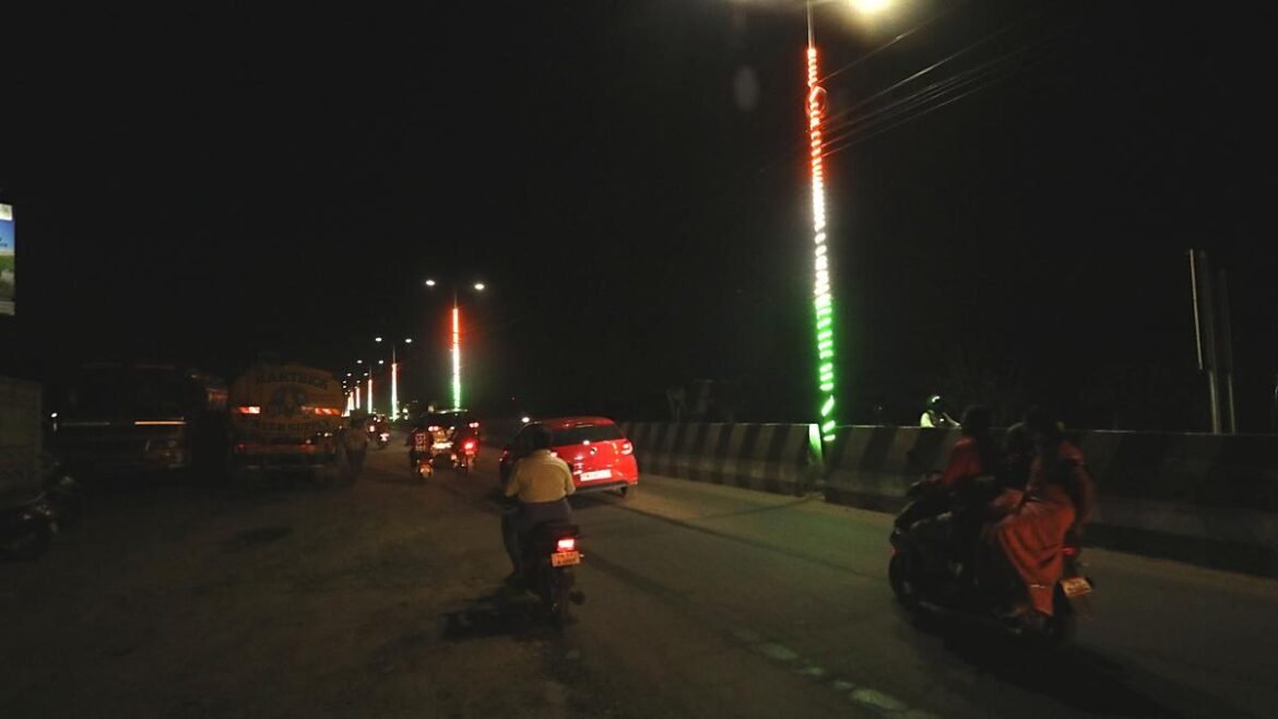 పార్టీ జెండాల రెపరెపల మధ్య, అన్ని జెండాల పైన జెండా యొక్క ఆఫ్‌బీట్ ప్రాతినిధ్యం
