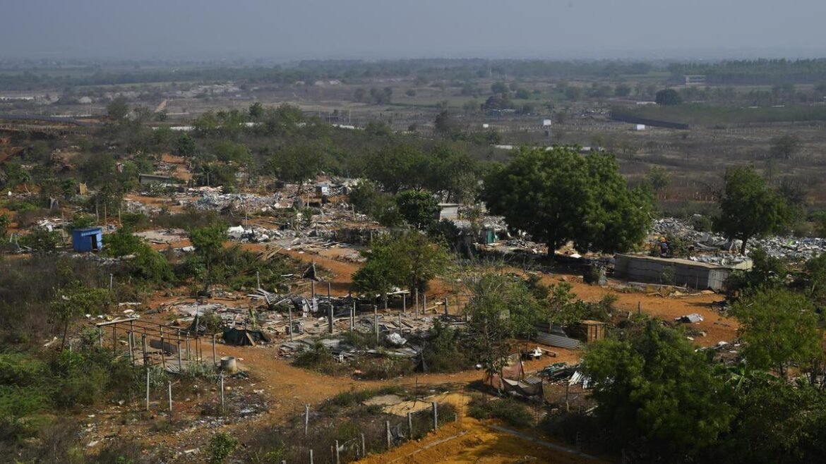 భూదాన్ భూములపై ​​బుల్డోజర్లు రాజకీయ దుమ్ము రేపుతున్నాయి
