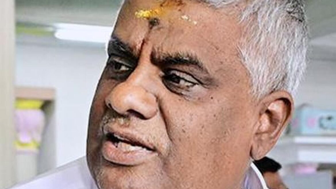 హసన్‌లో రెవెన్యూ అధికారులు భూ మాఫియాతో చేతులు కలిపినట్లు జేడీ(ఎస్) నేత ఆరోపించారు
