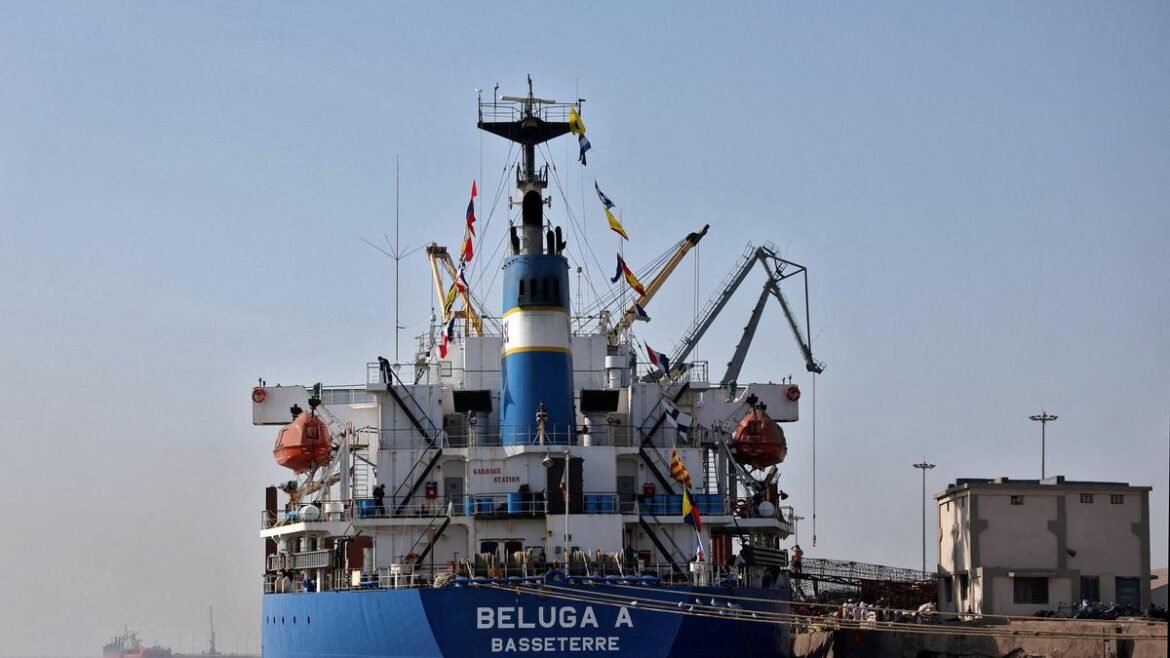 FY2025-26లో ప్రధాన భారతీయ ఓడరేవుల ద్వారా 915 మిలియన్ టన్నుల కార్గో నిర్వహించబడింది
