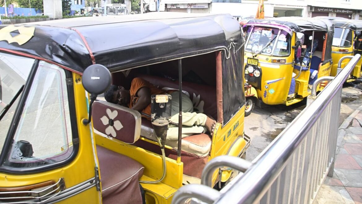 LPG కొరత సంక్షోభం మధ్య ఆటోరిక్షా డ్రైవర్లు చాలా కాలం వేచి ఉన్నారు
