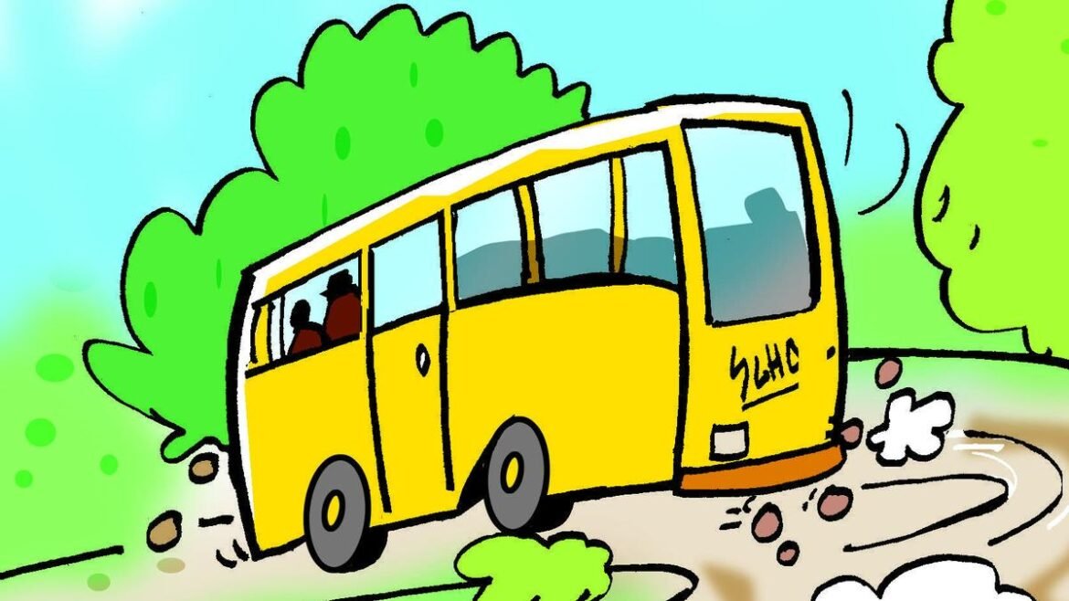 పసిపిల్లలు ఇంటి బయట ఇంటి సహాయాన్ని అనుసరిస్తూ స్కూల్ బస్సును ఢీకొట్టింది
