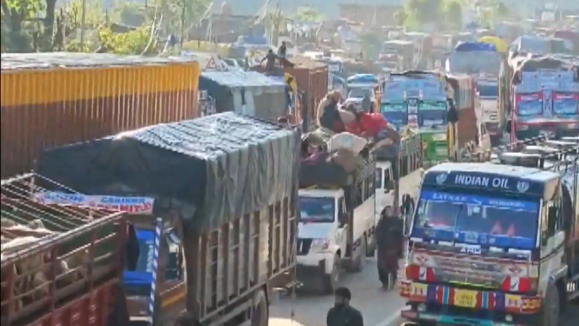 రాంబన్‌లో కొండచరియలు విరిగిపడటంతో జమ్మూ-శ్రీనగర్ హైవేపై ట్రాఫిక్ నిలిచిపోయింది
